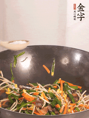 炒合菜：金字醬油肉、綠豆芽、韭菜