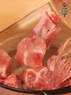 排骨冷水下鍋，加料酒、姜片，煮開綽水