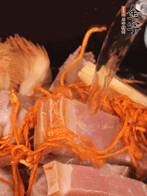 將所有食材一起倒進(jìn)鍋中，加水沒過食材，燉煮30分鐘即可