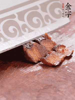 金字醬油肉水煮15分鐘，切薄片