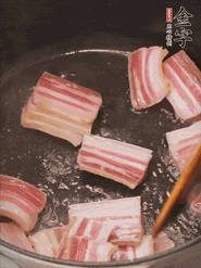 鍋中放菜籽油燒熱，下咸肉、冬筍略微煸炒