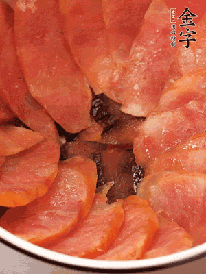 深碗涂抹豬油，頂端鋪枸杞，間隔鋪上香腸、醬油肉片