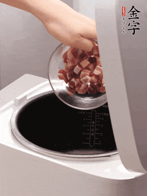 鍋中倒入豬油，油熱后炒熟上海青，給倒少許鹽調(diào)味