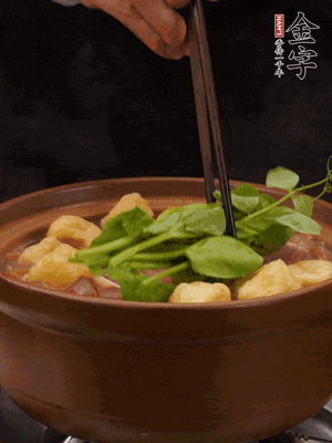 加筒骨煲的經(jīng)典配菜：金字土香腸、油豆腐、千張蓋上蓋子燜一會兒，耐心等候10分鐘。