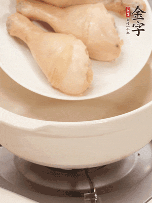 雞腿、火腿、干貝、蒜頭放入砂鍋內(nèi)燉1小時