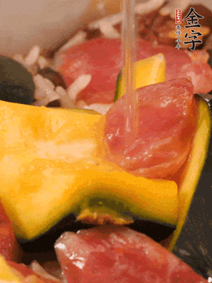 倒入溫開(kāi)水，水量高出米面一個(gè)指節(jié)。