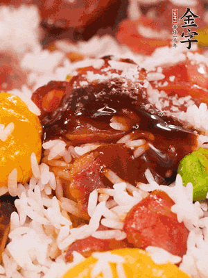 調(diào)醬汁，把蠔油：生抽：老抽：香油按1:2:1:0.5的比例。