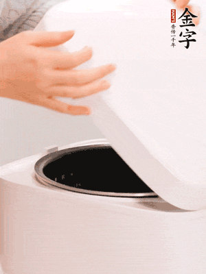 泡發(fā)香菇的水和調(diào)好的醬汁混合在一起，倒入電飯煲中，煮飯。