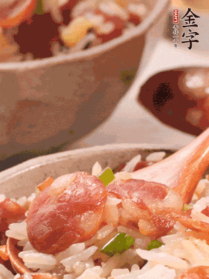 開蓋后，沿鍋邊淋2大勺花生油，大火烤出鍋巴。輕輕翻拌一下，撒點蔥花。