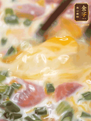 三個(gè)全蛋中加適量牛奶、鹽、黑胡椒粉、臘腸、蔥花攪拌均勻