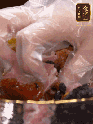 排骨洗凈后（蠔油、生抽、老抽、鹽、糖、淀粉、豆豉、蒜蓉、姜絲）腌制30分鐘