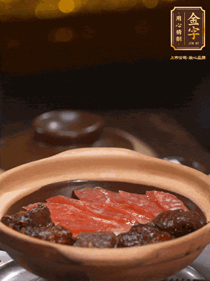 鋪上臘腸和排骨，鍋邊淋一圈油，小火煲10分鐘