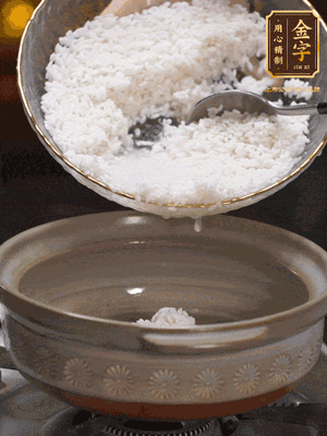 鍋底刷油，倒入米飯，水沒(méi)過(guò)即可，中小火燜10分鐘，戳幾個(gè)洞