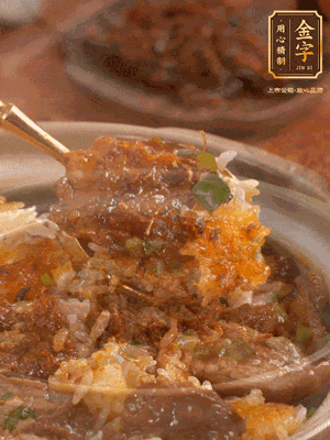 撒上蔥花，開(kāi)吃