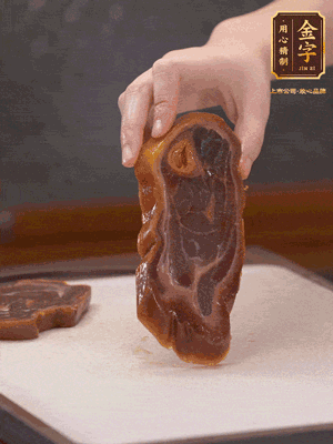 處理節(jié)瓜，刮掉表層的皮和毛，洗凈后去掉瓜蒂，切大塊