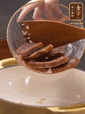 熱油爆香蒜粒、姜粒，加火腿蹄片煸炒一下