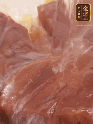 加熱水，2大勺料酒煮20分鐘，再下節(jié)瓜塊煮10分鐘即可