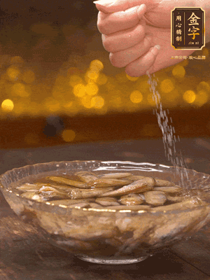 鮮活蟶子反復沖洗干凈，水中加鹽、芝麻香油浸泡30分鐘吐沙