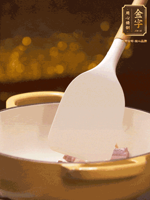 油溫7成熱，下蒜末、咸肉略微煸炒，再下絲瓜