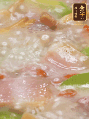 最后下蟶子，一點白胡椒調(diào)味，煮到白色湯汁出來。撒點枸杞點綴