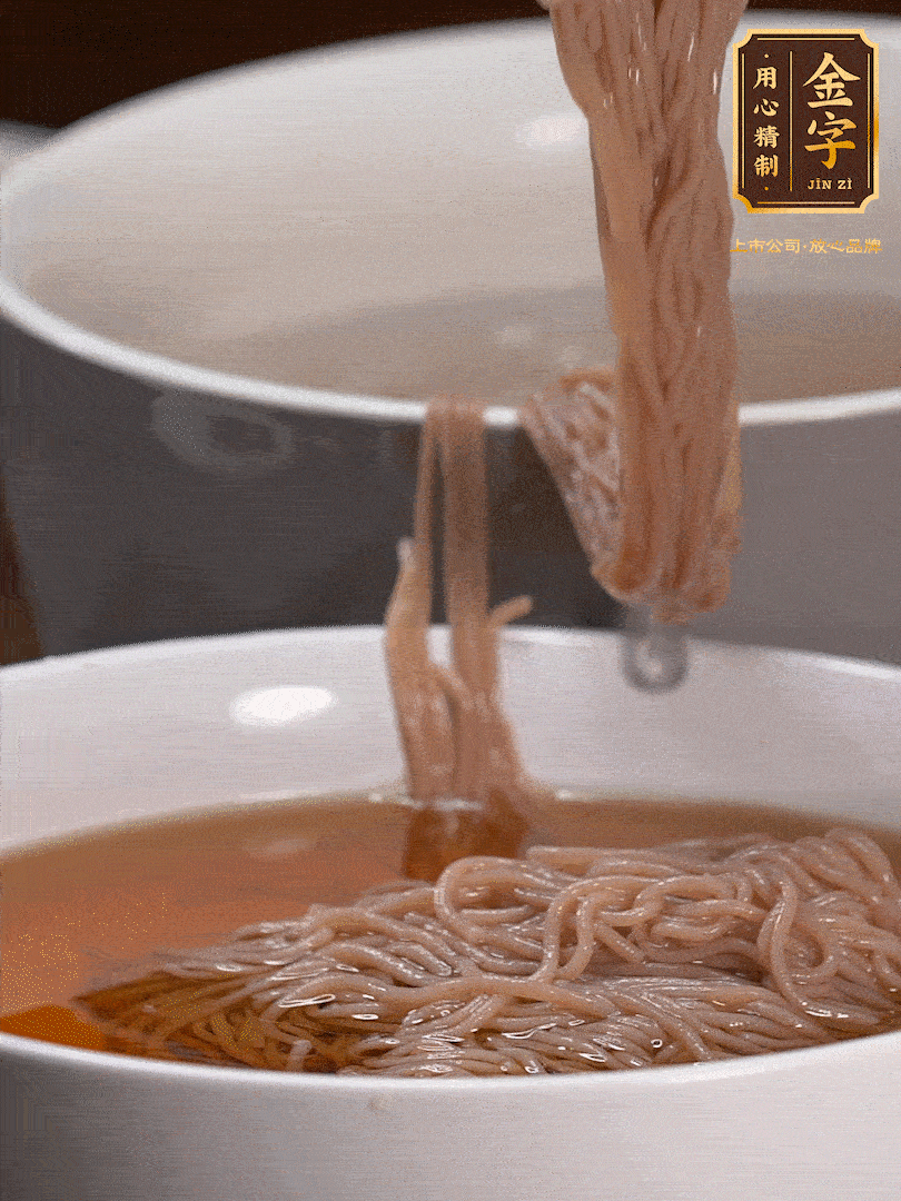 蘋果醋，一點鹽、糖、醬油，兌入涼白開水調(diào)成簡易冷面湯，放水箱冷藏