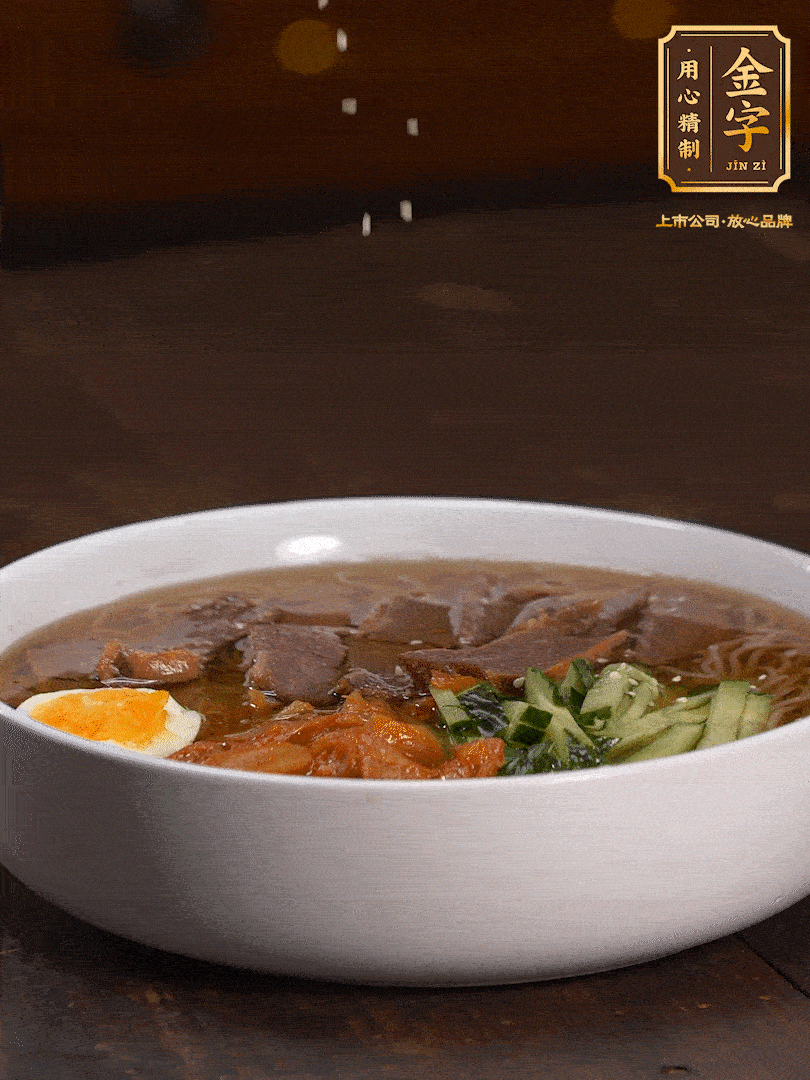 放入冰涼的冷面湯碼上黃瓜絲、泡菜、牛肉、雞蛋，撒點白芝麻