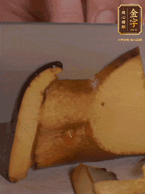 2個(gè)牛肝菌切丁，1個(gè)牛肝菌切片；金字香腸1根切丁，1根切片