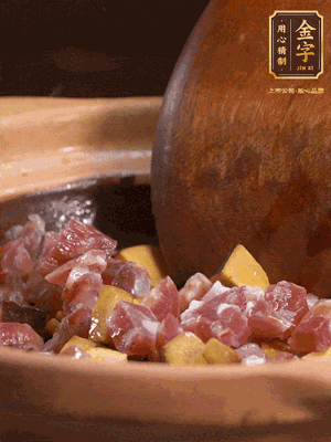 熱油下蒜片，倒入香腸丁、牛肝菌丁翻炒出香味