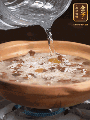 再倒入泡了30分鐘的大米翻拌均勻，加水稍微沒過（米水比例1:1），中火燜煮，到冒大泡，大致5分鐘