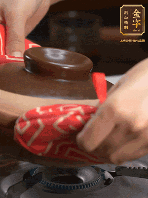 中火調(diào)成小火，鋪上香腸蓋蓋燜5分鐘。不斷轉(zhuǎn)動(dòng)瓦煲，讓側(cè)壁的飯形成飯焦