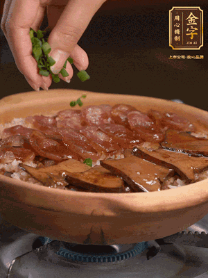 最后鋪上牛肝菌，爭(zhēng)分奪秒地倒上醬汁，撒點(diǎn)小蔥花