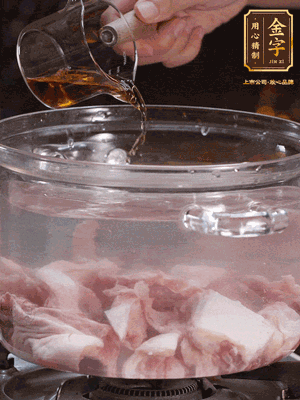 老鴨切塊，鍋里水煮開，鴨肉加姜片、料酒焯水