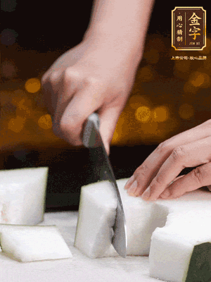 薏米提前浸泡好。冬瓜帶皮洗凈切塊