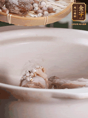 焯好水洗凈的鴨肉、薏米、芡實、蜜棗+適量水煲1小時