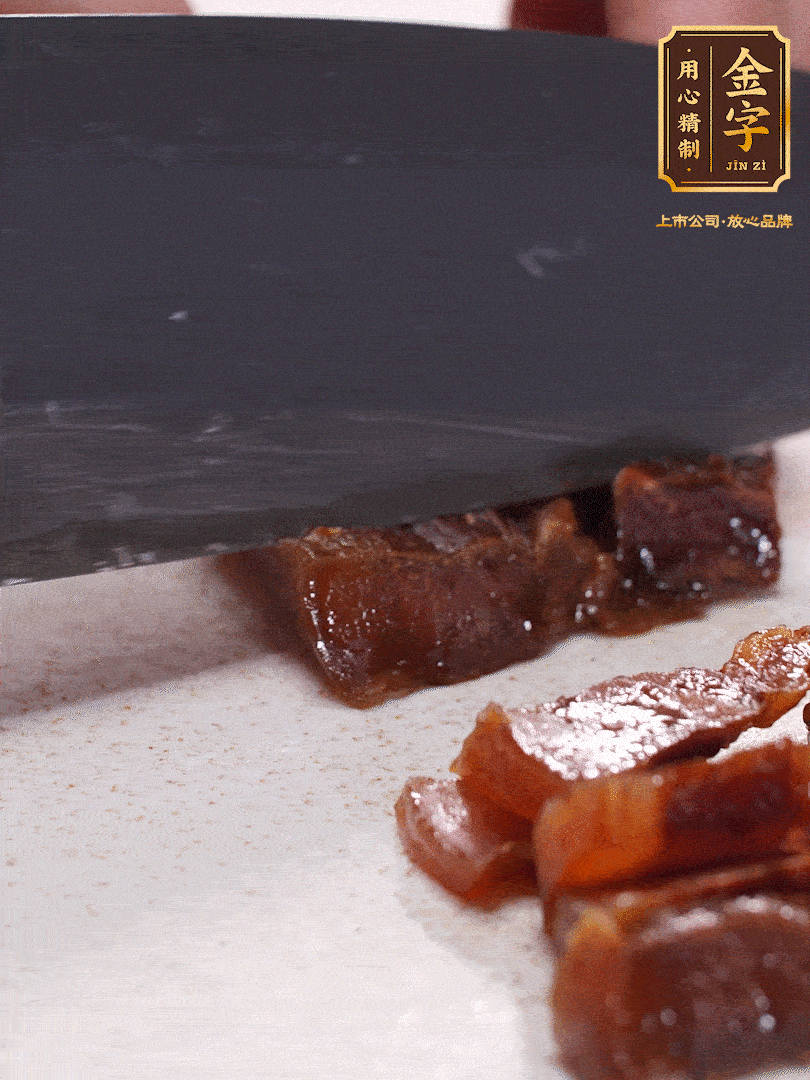 金字臘肉水煮10分鐘，切片