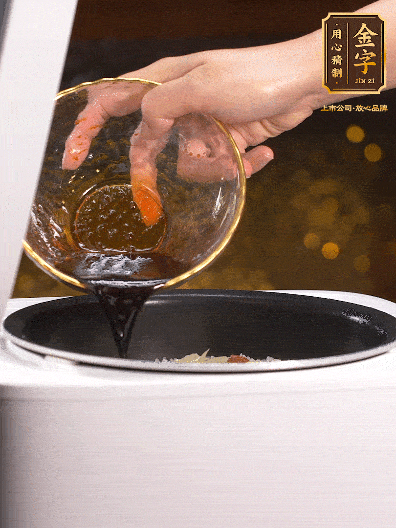 煮好后，淋上醬汁：2勺生抽、1勺老抽、1勺蠔油、半勺白糖、半勺香油、1勺水