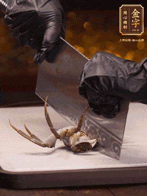 用刷子刷干凈六月黃，一斬二。把蟹蓋、蟹胃拿出來。