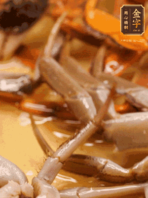 鍋中少油，螃蟹下到鍋中煎一煎