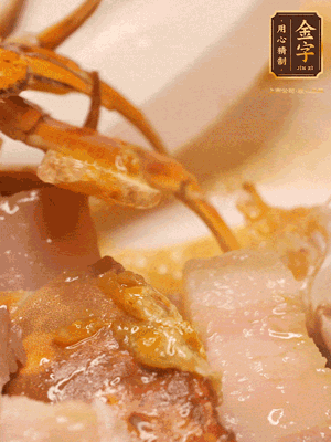 顏色變紅時，放蔥結(jié)、姜片煸香，再放咸肉、茭白、毛豆翻炒