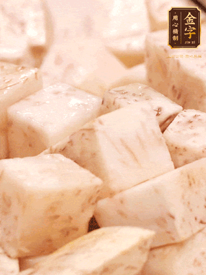 鍋上火下足油，將芋頭炸金黃色至熟