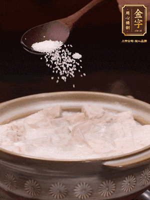 大火后改小火炆8分鐘左右，再加味精、精鹽，繼續(xù)炆至芋頭入味