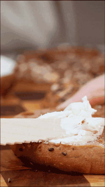 貝果在烤箱中180度復(fù)烤5分鐘，涂上芝士