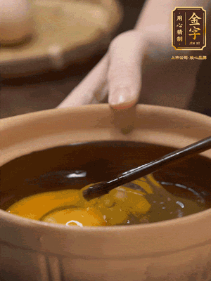 雞蛋打入砂鍋，充分打勻，1.5倍的溫水加一勺鹽，倒入蛋液中，攪拌均勻后用勺子舀去表面浮沫