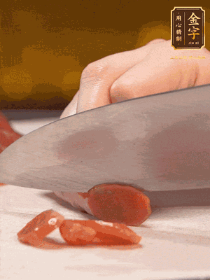 臘腸下水煮10分鐘，切薄片