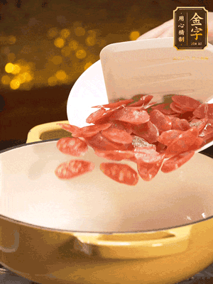 鍋里放油，香腸煸炒出多余的油脂，然后放小米辣