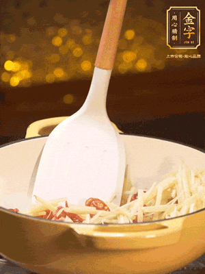 再放嫩姜絲，翻炒出姜絲的辣味