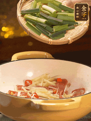 接著放蒜葉，來一點鹽，一點醬油調(diào)味翻勻