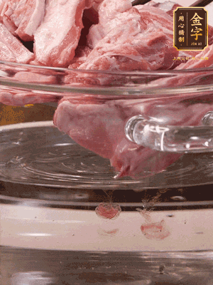 羊排清水洗凈，冷水浸泡30分鐘-2個小時，去除血沫。冷水下鍋，小火加熱析出血水后洗凈備用