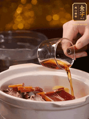 羊排、火腿、姜片一起入砂鍋，大火煮到沸騰