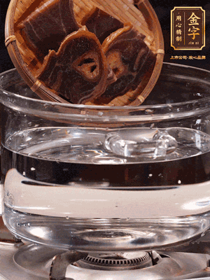 火腿蹄片，冷水下鍋，加蔥姜、料酒焯水